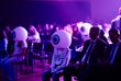 Kinder mit Ballons auf dem Kopf, die Augen darstellen
