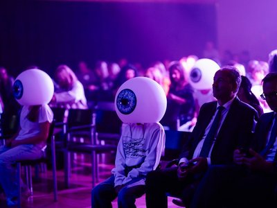 Kinder mit Ballons auf dem Kopf, die Augen darstellen