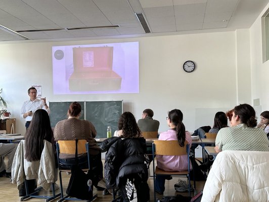 Klasse mit Wissenschaftsbotschafter Christoph Singer