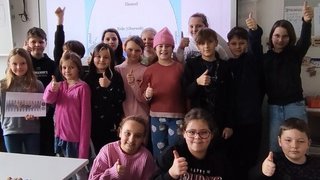 Klassenfoto vor der Präsentation eines Wissenschaftsbotschafters