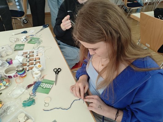 Schülerin beim Workshop mit Wissenschaftsbotschafterin
