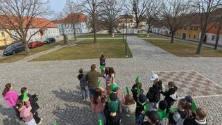 Aufnahme mit Kindern am Hauptplatz von Sitzenberg