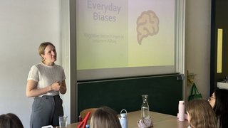 Wissenschaftsbotschafterin spricht vor Klasse