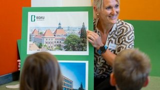 Juliane Stark erkärt anhand eines Bildes Ihre Tätigkeit