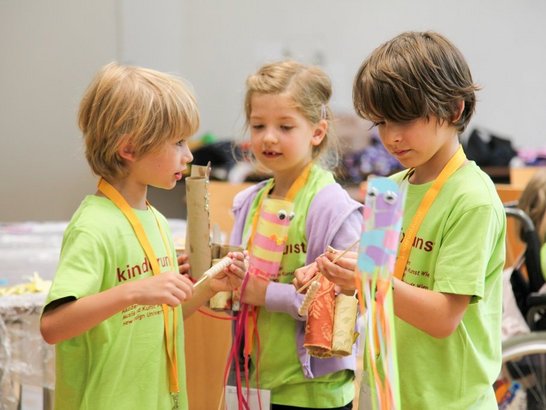 Kinder halten ihre Laternen