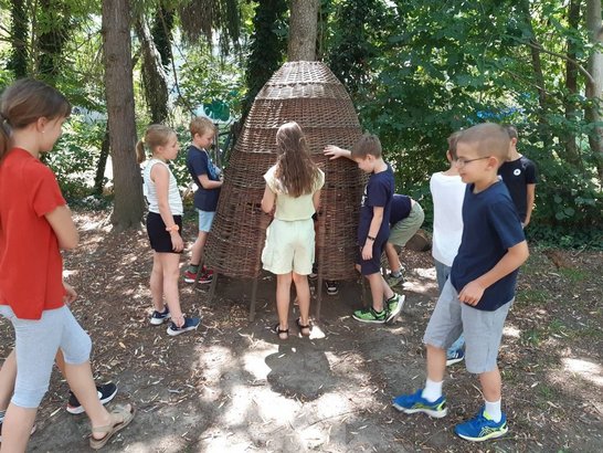 Kinder im Wald