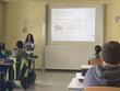 Schüler/innen mit Wissenschaftsbotschafterin Ferozan Azizi