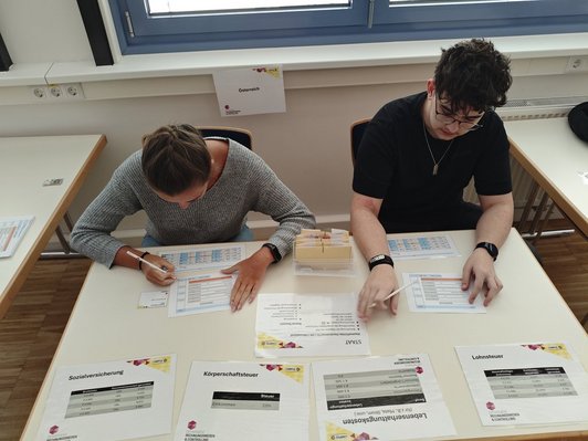 Schüler/innen beim Workshop der Wissenschaftsbotschafterinnen Anna Waldner und Andrea Knaus