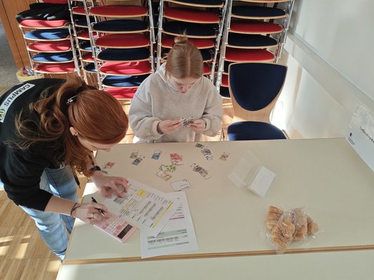 Schülerinnen beim Workshop der Wissenschaftbotschafterinnen Anna Waldner und Andrea Knaus
