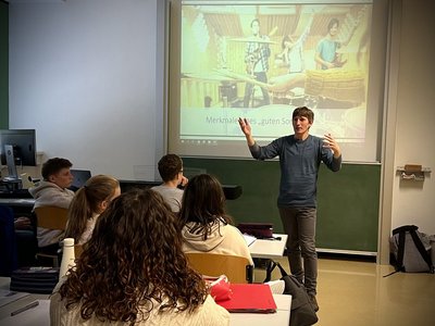 Wissenschaftsbotschafter besucht das Gymnasium Neusiedl