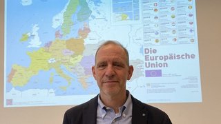Wissenschaftsbotschafter Florian Bieber vor Europakarte