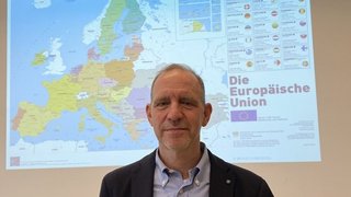 Wissenschaftsbotschafter Florian Bieber vor Europakarte