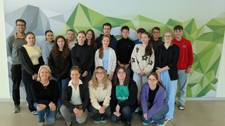Klassenfoto mit Wissenschaftsbotschafterin