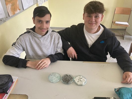 zwei Schüler beim Workshop mit Wissenschaftsbotschafterin Ferozan Azizi