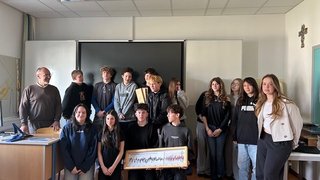 Klassenfoto mit dem Wissenschaftsbotschafter Michael Grabner