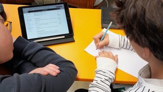 2 Schüler bei einer Gruppenarbeit