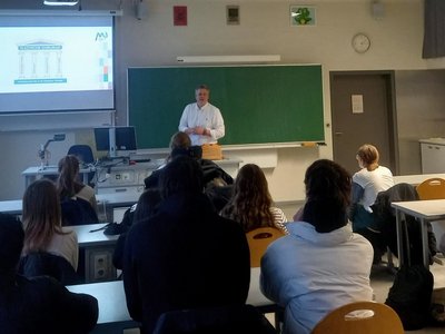 Vortrag eines Wissenschaftsbotschafters im Klassenraum