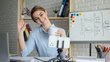 Person mit Laptop und Smartphone vor einer Tafel