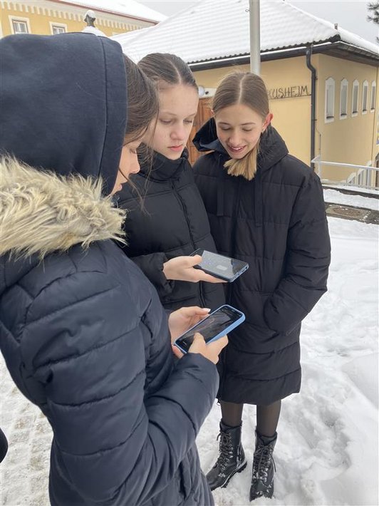 Mädchen mit Smartphones