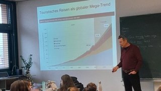 Der Wissenschaftsbotschafter präsentiert seine Forschung vor der Klasse