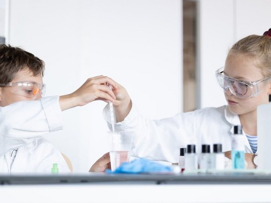 Kinder im Labor
