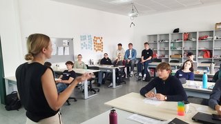 Wissenschaftsbotschafterin zu Besuch in einer HAK (Oberstufe)