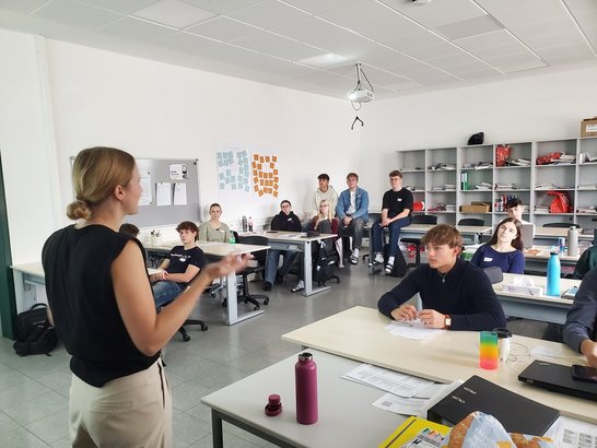 Wissenschaftsbotschafterin zu Besuch in einer HAK (Oberstufe)