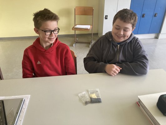 zwei Schüler beim Workshop mit Wissenschaftsbotschafterin Ferozan Azizi