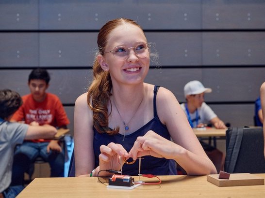 Mädchen macht ein technisches Experiment