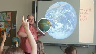 Besuch eines Wissenschaftsbotschafters in der Volksschule