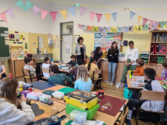 Wissenschaftsbotschafterinnen zu Besuch in einer Volksschulklasse