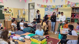 Wissenschaftsbotschafterinnen zu Besuch in einer Volksschulklasse