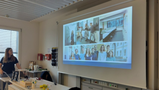 die Wissenschaftsbotschafterin präsentiert ihre Forschung vor der Klasse