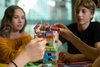 Jugendliche bauen einen Jenga-Turm