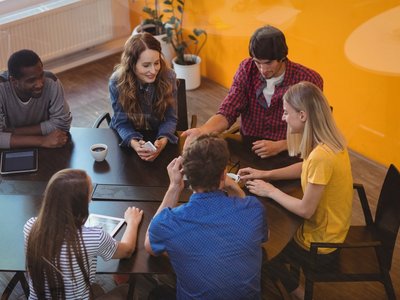 Business executives interacting with each other Junge Menschen beim arbeiten
