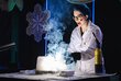 Forscherin experimentiert mit rauchendem Trockeneis
