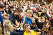 Young Science-Kongress 2025 Schülerinnen und Schüler bei der Science Show - sie werfen einen eisgekühlten Luftballon