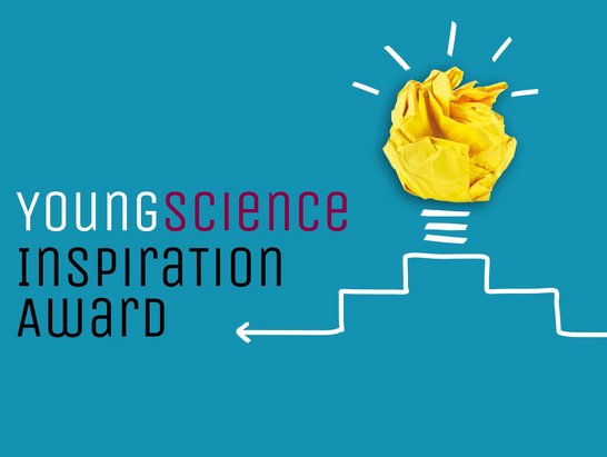 "Young Science Inspiration Award" und eine Glühbirne auf einem Podest vor blauem Hintergrund 