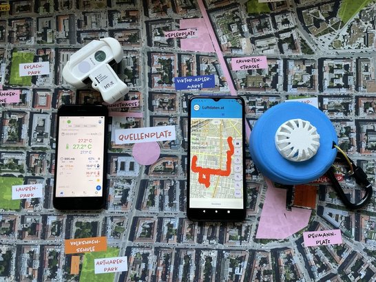 Smartphones und Messgeräte liegen auf einem Stadtplan