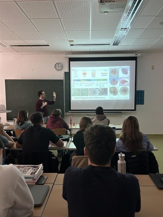 Wissenschaftsbotschafter Ahmad Salti in einer Klasse der HTL Braunau