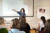Eine Technikerin besucht eine Schule