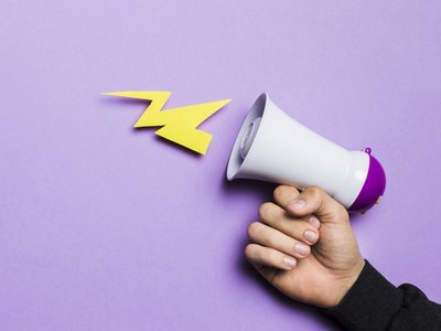 Hand hält Megaphone