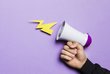 Hand hält Megaphone