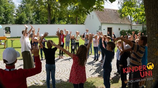 Kinder in einem Garten