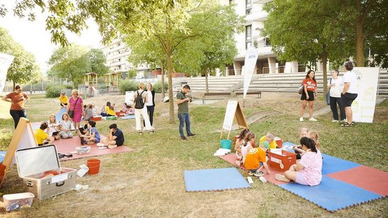 Kinder in einem Park