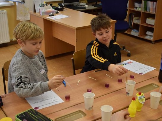 Volksschul-Schüler führen ein kleines Experiment durch 