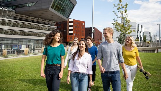 Eine Gruppe Jugendlicher vor dem WU-Gebäude in Wien 