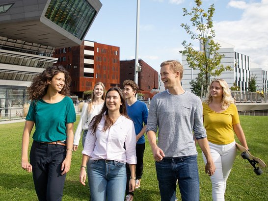 Eine Gruppe Jugendlicher vor dem WU-Gebäude in Wien 