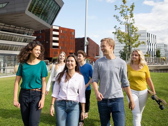 Eine Gruppe Jugendlicher vor dem WU-Gebäude in Wien 