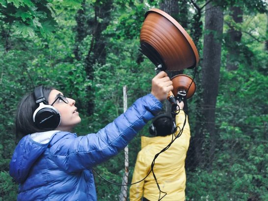 Jugendliche mit Plant-Pot-Mics beim Aufnehmen von Waldgeräuschen